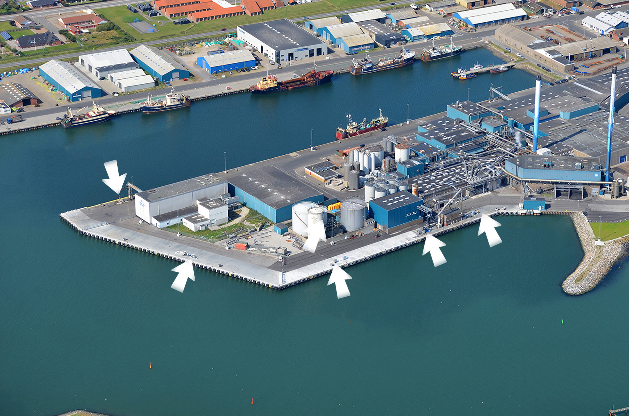 Billede Med Standere I Thyborøn Nordic Marine Oil Oliekaj